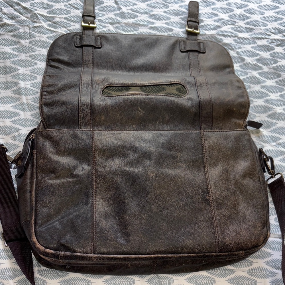 Black Rivet Dark Leather Messenger Bag - Picture 6 of 12